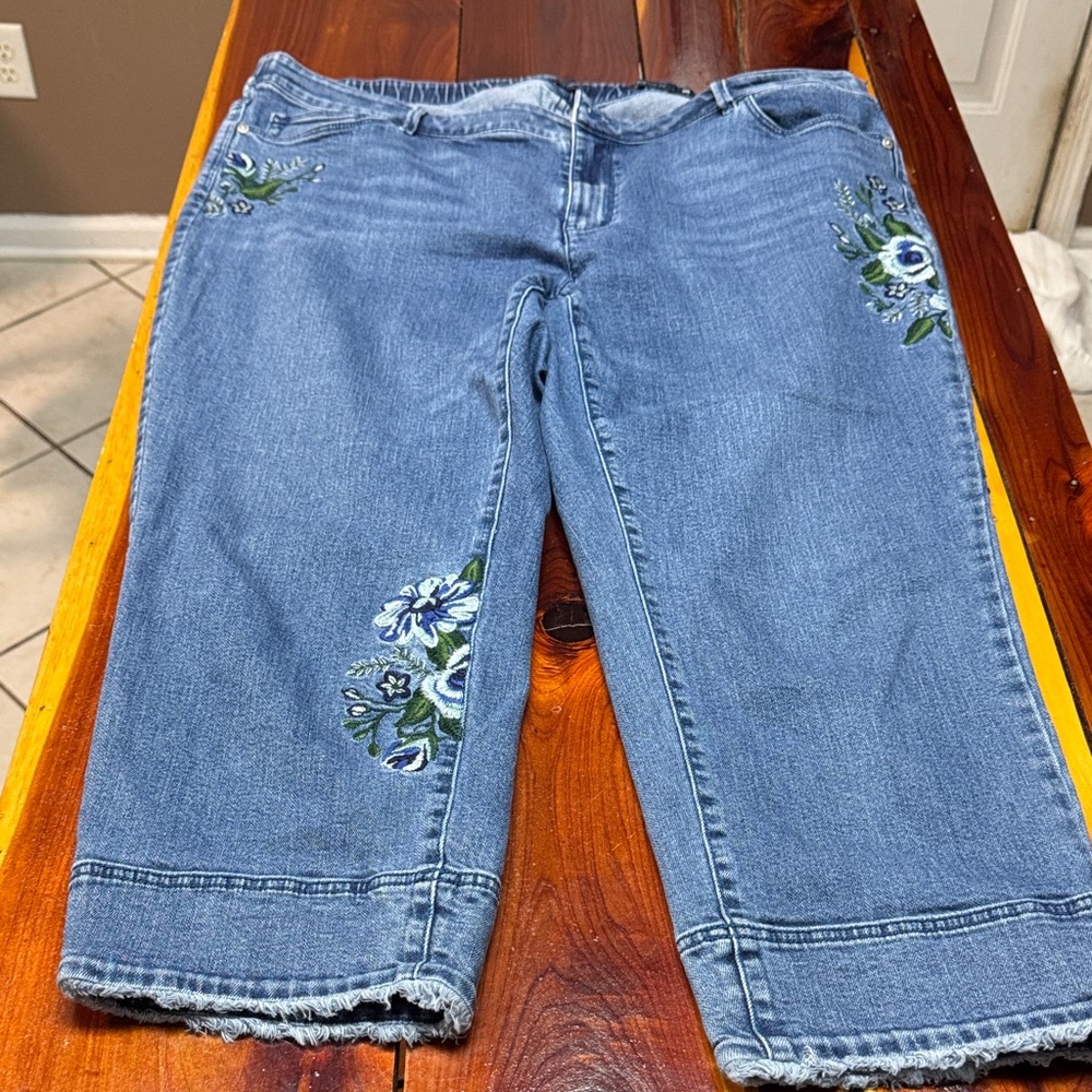 J-Jill Floral Embroidered Cropped Women's Jeans closet1